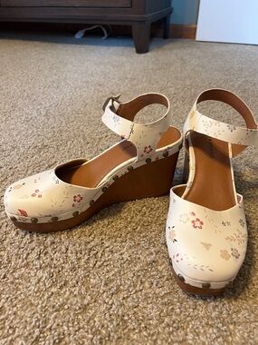 Lucky Brand Cream Floral Platform Wedge Sandals